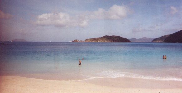 Cinnamon_Bay_Beach.jpg (20997 bytes)